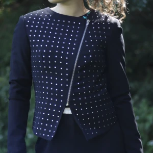 Jacka med detaljer   - Jacka från Vero Moda, jacka med sned dragkedja och mycket detaljer över hela framsidan och baksidan. Med dragkedjan så kan man se snygg ut både stängd och halvt öppen.  Finns i Malmö, swish går bra. Alt. Betalar köparen för fraktkostnaden. 