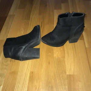 Svarta boots i strlk 39 - Svarta boots med gulddetalj längst fram. 