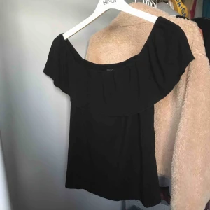  - Svart skön offshoulder topp!