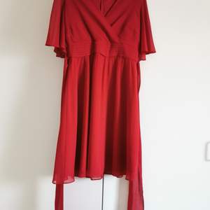 Röd klänning från Esprit, använd vid ett tillfälle. Litet defekt på baksidan ryggen (inget som syns mycket) och därav priset. Mycket fint skick i övrigt.               Strl L/M, Pris 80 kr + frakt. 