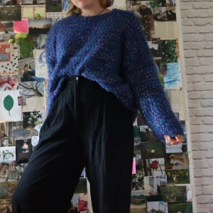 Monki oversized tröja - Långärmad stickad tröja. Köpt på monki och välanvänd men gott skick och inga synliga skador. Storlek M men passar alla beroende på passform😄💛 kontakta mig om oklarheter eller frågor. Kan mötas upp eller skickas