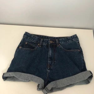 Dr denim shorts  - Storlek 27, ganska nya, nypris runt 500 kr!