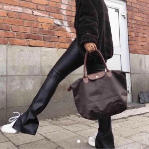Skinnbyxor med slits - (Första bilden är lånad!!) Så fina skinnbyxor med slits🌸 kommer tyvärr ej till användning, skriv för egna bilder! Passar en xs/s