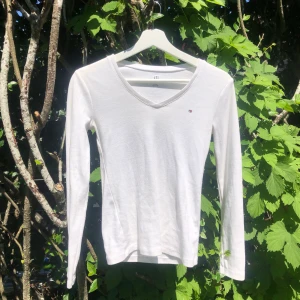 Tommy Hilfigher sweatshirt  - Vit långärmad Tommy Hilfigher tröja i st. XS. Väl använd men i fint skick. Säljer för 100kr🤍 Frakt tillkommer! 