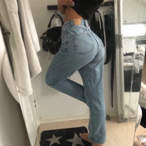 Monki jeans - Köpta här på plick men tyvärr för stora för mig!! Strl 25, jag är ca 160!🦋 