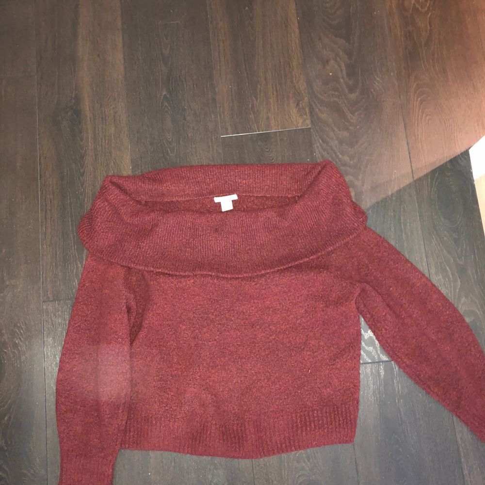 Säljer en stickad off-shoulder tröja ifrån H&M. Använd ett antal gånger men fortfarande i väldigt bra skick. Köpt för 250 kr och säljer nu för 100. Väldigt mysig och perfekt till hösten! Kan mötas upp i Stockholm, annars står köparen för frakt.. Stickat.