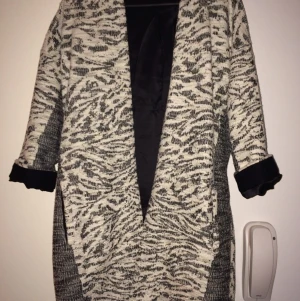  - Kofta/Kappa från HM.
Använt fåtal gånger. 
I väldigt gott skick. 
