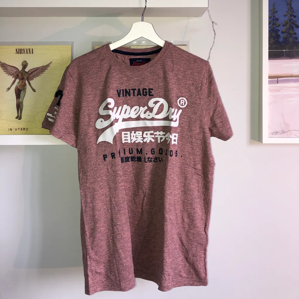 Knappt använd Superdry T-Shirt! Materialet är superskönt och tröjan sitter som en M/L.. T-shirts.