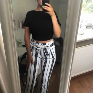 - Supersnygga byxor från River Island som är väldigt sparsamt använda! Lite korta för mig som är 167cm. Frakt tillkommer☺️