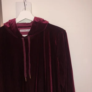 OANVÄND IVYREVEL HOODIE I SAMMET  - Säljer denna helt oanvända ivyrevel hoodien i sammet, färgen är mörk mörk mörk röd typ burgundy 🧚🏼‍♀️🖤 !! Startpris är 120kr men ni är välkomna att buda i kommenterarena :)) 🤩 Skickas samma dag alt. dagen efter 
