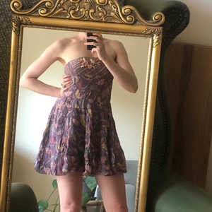 Sommarklänning från Free people  - Tunn sommarklänning från märket Free people. Inga axelband, blixtlås i sidan. Kan tänka mig att skicka men upphämtning prioriteras! 