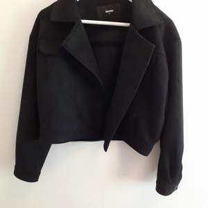 En svart jacka i mocka liknande material. Knappt använd! Köpt från Bik bok! Säljer för 300 kr, frakt ingår i priset🌼