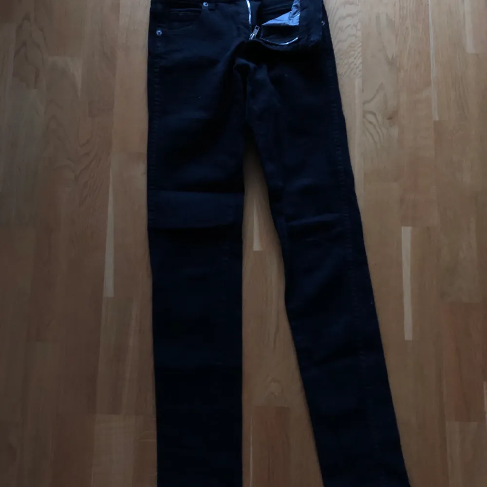 Dr denim jeans, storlek vidd 24, längd 32, stretch ,skick som nya använda 4ggr, köparen betalar porto alt fri hämtning i Ängelholm . Jeans & Byxor.