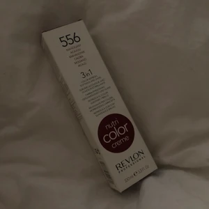Oanvänd färgbomb  - Oanvänd tub på 100ml från Revlon med färgen 556 MAHOGANY. Perfekt om man vill testa en ny hårfärg  eftersom att den inte är permanent!