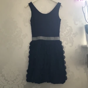 En fin klänning  - En jätte fin och skön marinblå klänning med glittrigt band i midjan. I storlek 156/164 som passar XS/S beroende på hur lång man är💖