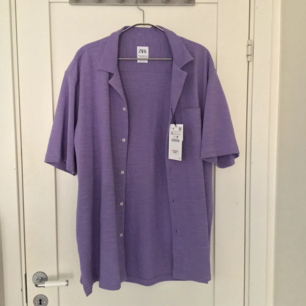 Super fräsch lila kortärmad skjorta ifrån zara 💜 nyskick, aldrig använd med prislapp kvar! Frakt ingår i priset 🌟. Skjortor.