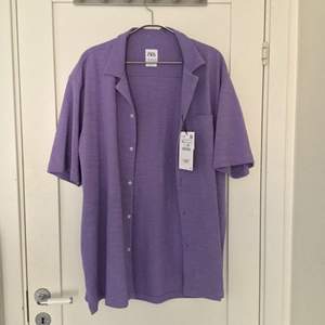 Super fräsch lila kortärmad skjorta ifrån zara 💜 nyskick, aldrig använd med prislapp kvar! Frakt ingår i priset 🌟