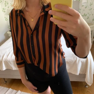 randig bildskrifts från ginatricot  - Randig bildskjorta från ginatricot i storlek 40