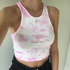 Tie dye färgat linne 6.. - Ett supersnyggt tie-dye färgat linne i en croppad modell. Har aldrig använt så det är nyskick. Frakt tillkommer på 22kr. Eftersom dessa linnen är väldigt populära och många vill köpa är det viktigt att man kan swisha direkt! :) 