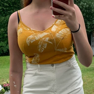 Somrig body - Oanvänd gulblommig body från H&M 