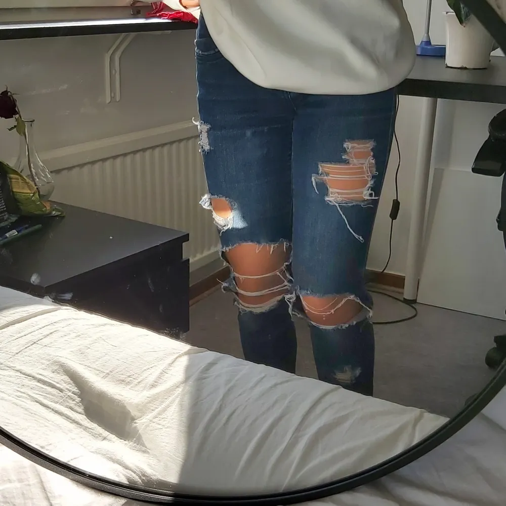 Ripped Jeans från Dolce & Gabbana (fejk). Det står ingen storlek men de passar mig som är en Xs/S. Kan mötas upp i Lund/Malmö annars står köparen för frakten:) . Jeans & Byxor.