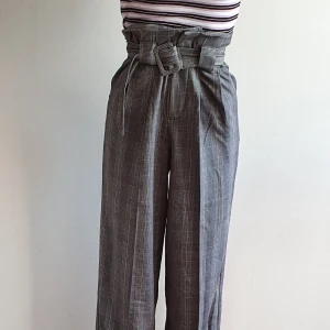 Vida byxor, Gina Tricot - Snygga byxor från Gina Tricot i storlek S. Vida och väldigt sköna! De är endast använda ett par gånger och är som nya. Kan mötas upp i Uppsala/Stockholm, alternativt skicka mot fraktkostnad.💛