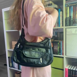  - såååå fin och praktiskt väska!! mkt ryms, perfekt till sommarens äventyr<33 vintage, men i gott skick. 