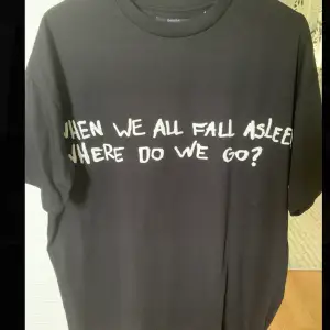 Billie Eilish x Bershka T-shirt i mycket bra skick. Aldrig använd. ”WHEN WE ALLA ASLEEP WHERE DO WE GO” skrivet på framsidan. storlek xs men ganska oversized och kan passa upp till M eller L. frakt står för köparen