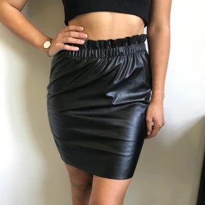 Svart skinnkjol - Svart skinnkjol från Gina Tricot!! Aldrig använd endast testad