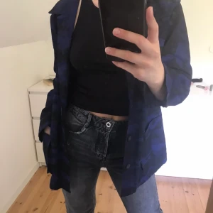 NAKD jacka - Dösnygg jacka från NAKD. Den är supertunn i denim material så den är helt perfekt för sommarkvällar😍