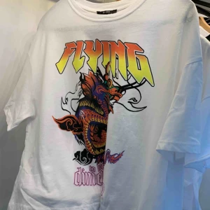  - Säljer min superfina tröja som är köpt ifrån Bershka i Japan. Säljer pga rensar inför flytt. Nästan helt oanvänd!  💞