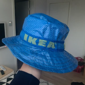 IKEA Buckethat - Säljer denna sviiiincoola bucket hat (som jag gjort själv och därav är den inte perfekt!) ska ej ljuga, går knappt att ha på huvudet men fungerar som en DUNDER dekoration🥵