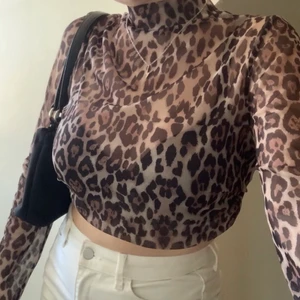 mesh tröja  - skit snygg mesh tröja i leopard mönster! har endast bh under på bilden, använd fåtal gånger! köpte storlek XL för att jag ville ha lite oversized men den är ändå ganska liten i storleken! (jag har i vanliga fall S-M) köparen står för frakten🦋✨