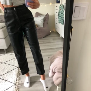 Skinnbyxor - Supersnygga ”skinn”byxor från Monki. Sitter jättefint och är supersköna! Säljer dom eftersom dom tyvärr inte har kommit till användning så de är i helt nytt skick! Bud från 250kr + frakt💕