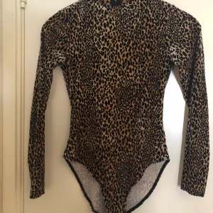 Body i storlek S med öppen rygg! - Jättefin body, storlek s med öppen rygg, sammetsliknande material. Stretchig. Kolla gärna in mina andra annonser, garderobsrensning pågår! Köparen står för frakt.