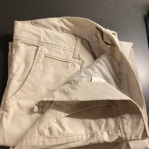 Chino byxor - Beige chino byxor för herr storlek 44