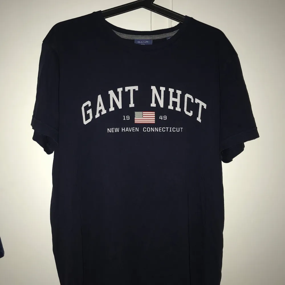 Mörkblå Gant T-shirt, passar till både kille/tjej . T-shirts.