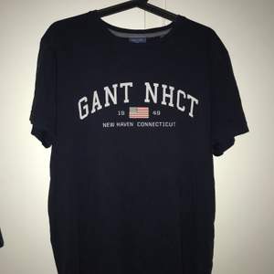 Mörkblå Gant T-shirt, passar till både kille/tjej 