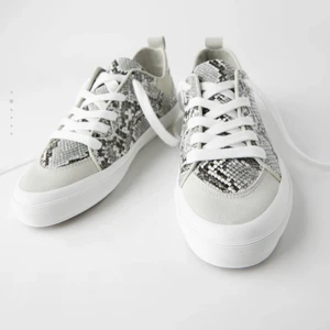  Zara skor, storlek 39 - Ett par ormskinn skor från Zara. Prislappen finns fortfarande kvar då jag aldrig använt dem, det är helt oanvända. Nypris var 500kr och säljer dem nu för 99kr