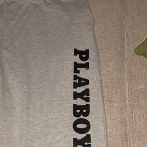 Skitsnygga mjukisbyxor från missguided’s kollektion med PLAYBOY. Sitter snyggt och kan justeras i midjan. Säljer pga att jag råkade beställa dubblett. Köparen står för frakt. Pristagarn sitter kvar och de är inte prövade.