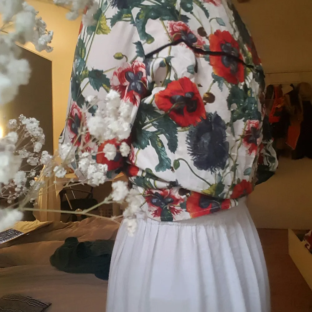 En blommig skjorta i ett mjukt linnemateria från H&Ml. Storlek: 38, men funkar i nästan alla storlekar! Frakt ingår ej. Kan mötas upp i Stockholm💞. Skjortor.