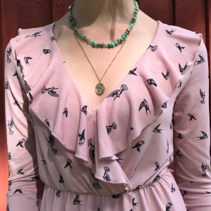 Fin rosa klänning H&M  - Fin somrig rosa H&M klänning i S\36. Aldrig använd, lappen finns kvar. Frakt tillkommer 