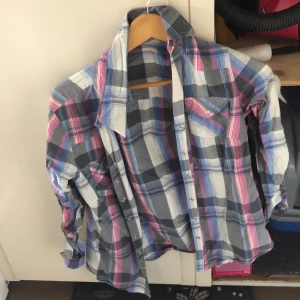 Rutig skjorta  - Hel o ren skjorta :) härliga färger 💕 