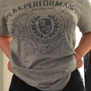 Peak performance  - Tröja med logga/print. Hör av dig för mer information och fler bilder!