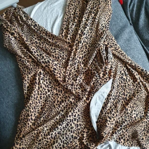Omlopp klänning  - Leopard mönstrad omlopp klänning i skön material.  Aldrig använd 