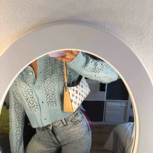  - Säljer denna as coola handväska som är köpt här på plick, tyvärr  kommer den ej till användning💜 pris 150 kr + 63 kr frakt 