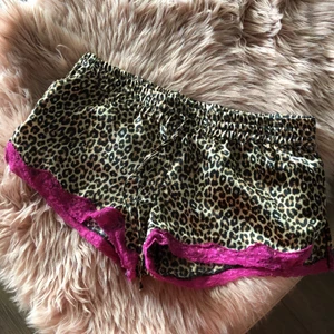 Leopard pyjamas shorts  - Tunna leopard pyjamas shorts . Silkigt tyg . Hela o rena :) passar XS och S . Fin spets kant längst ner 