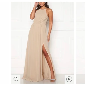 Beige långklänning från Bubbleroom - Super fin långklänning i storlek 36!