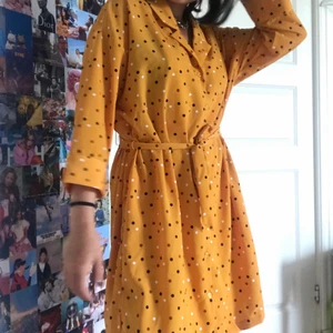 Klänning Monki - Super söt klänning från monki. Köptes förra året men har tyvärr inte kommit till användning. Frakt tillkommer på 40kr 🥰