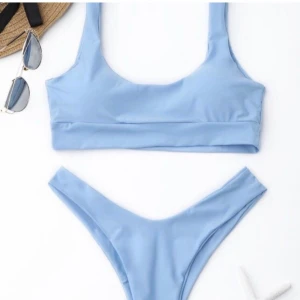 Blå bikini - En jättefin bikini som ja köpte på plick men som tyvärr inte passade. Är i storleken L, men betydligt mindre, motsvarar s/m. Helt oanvänd med lappar kvar😁 (förra ägarens bilder, men skriv gärna för egna)